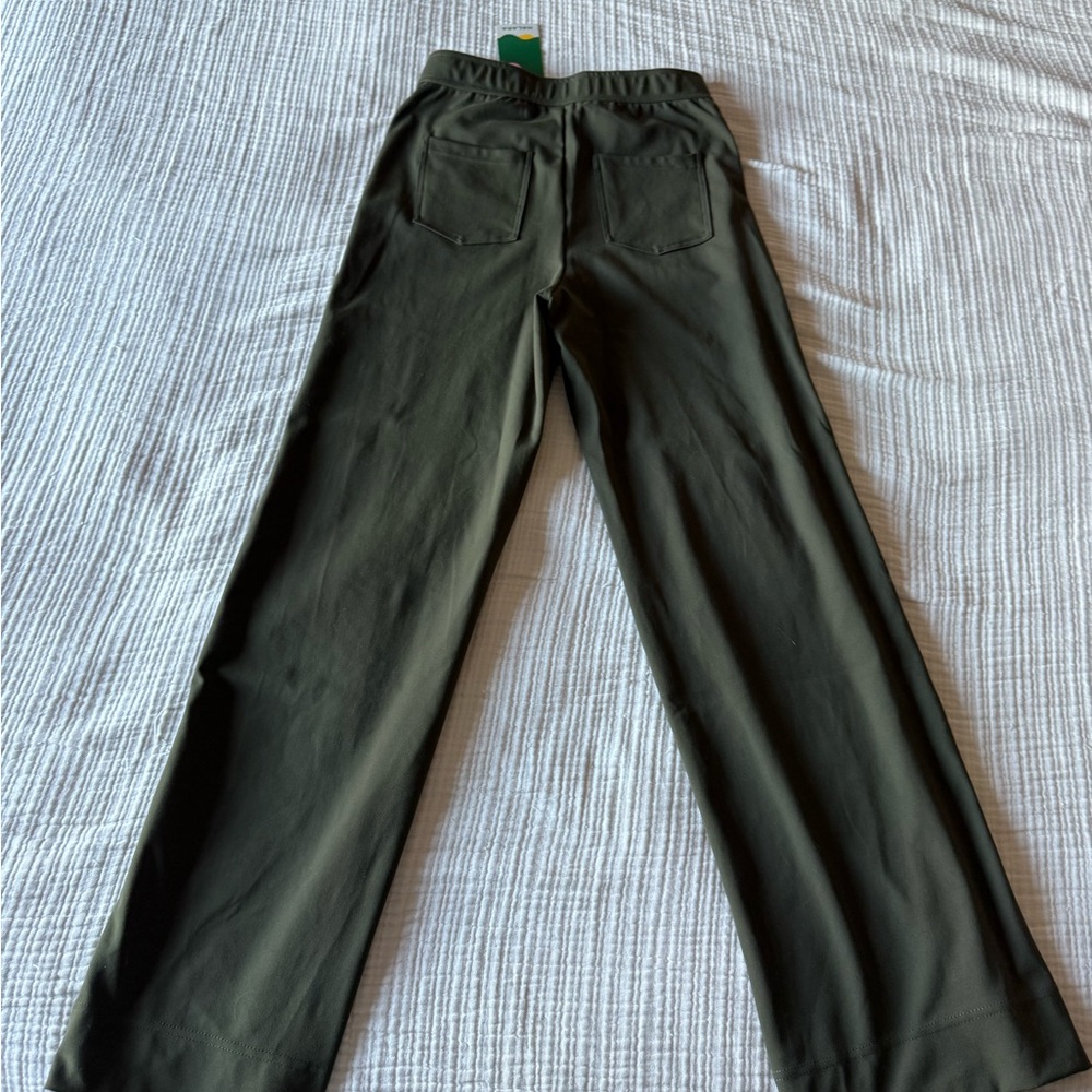 Halara athletic material, fitted work pants NWT 4